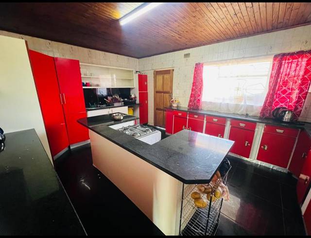 8 BEDROOM HOUSE FOR SALE IN LAUDIUM